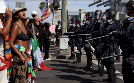 Protesta en Los Ángeles por política migratoria de Trump.